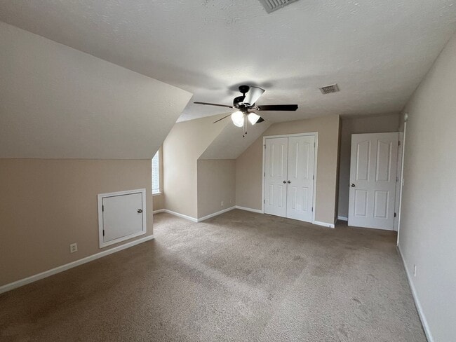 Building Photo - Cute 3 BR 2.5 BA Home Located in Culdesac in Evergreen Farms