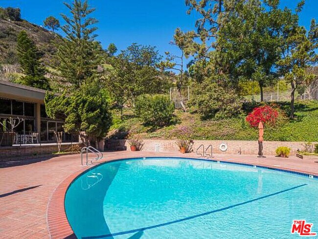 Building Photo - 6752 Hillpark Dr