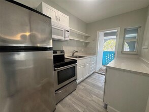 Building Photo - 828 NE 17th Ave