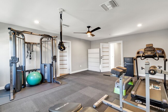 Building Photo - Stunning Remodeled 4-Bedroom Home in Exclu...
