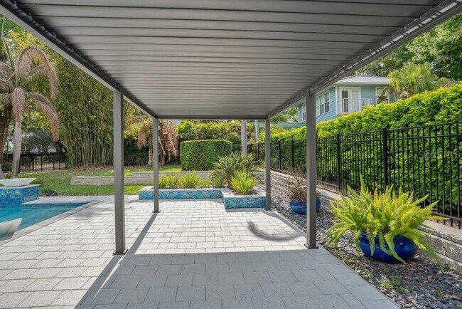 Building Photo - 812 East Blvd