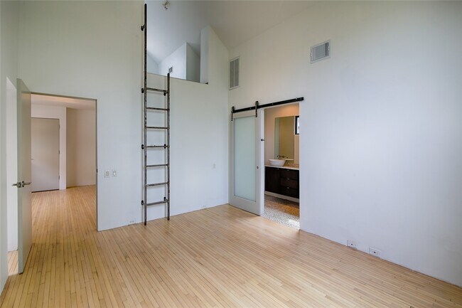 Building Photo - 730 Tulane St