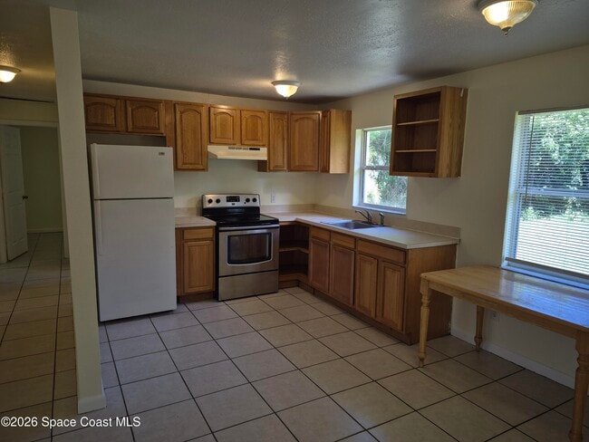 Building Photo - 819 Cedar Dr