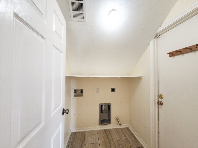 Building Photo - 7206 Bethany Bay Dr