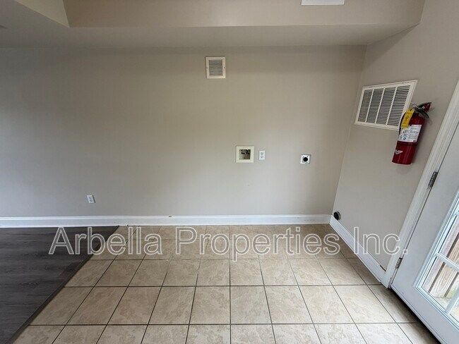 Building Photo - 133 Walker St