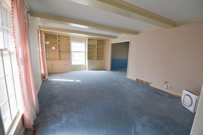 Building Photo - Unique, Conveniently Located, 4 bed 2.5 bath Home For Rent!