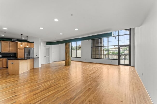 Building Photo - 1005 S Shepherd Dr