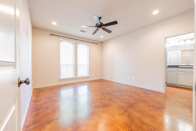 Building Photo - 3 bed 2 bath home with 2 car garage!