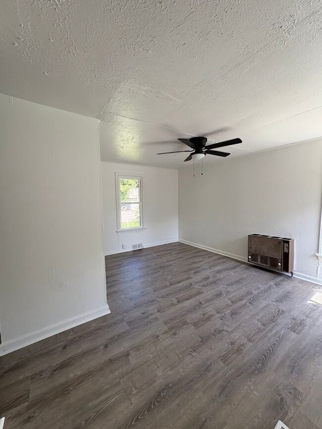 Building Photo - Three bedroom two bathroom home for rent