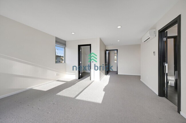 Building Photo - 3 BED & 2.5 BATH SINGLE FAMILY HOUSE FOR RENT