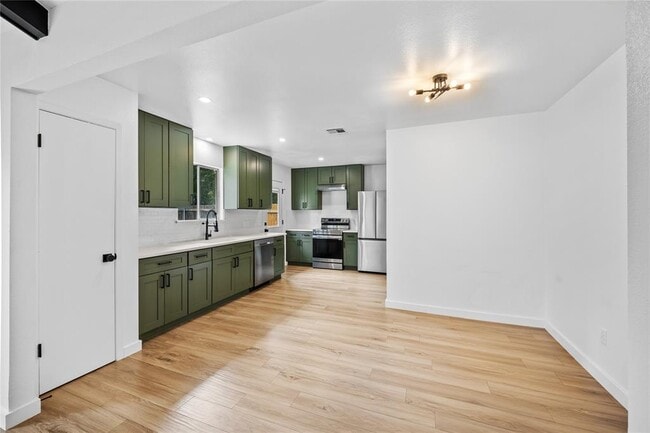 Building Photo - 2207 Southern Oaks Dr