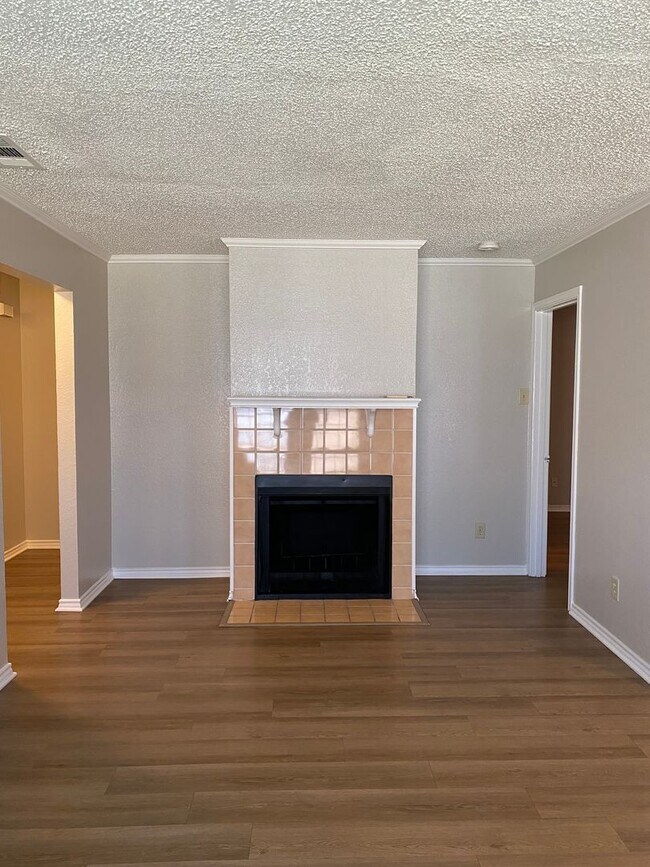 Building Photo - 1112 Valley View Dr