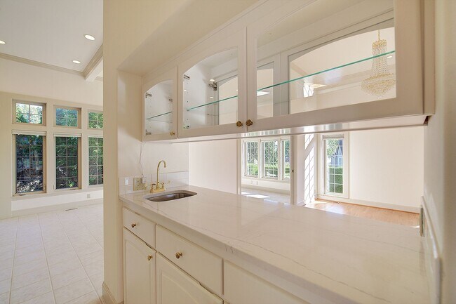 Building Photo - 4bd/4ba Kirkland House