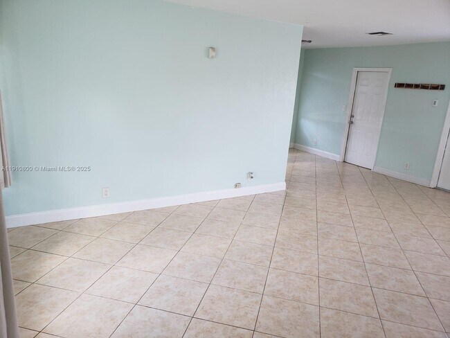 Building Photo - 1031 N 16th Ct