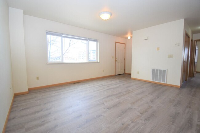 Building Photo - Beautiful 2 bedroom apartment with attache...