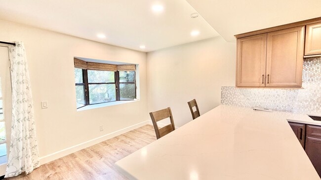 Building Photo - Beautifully Updated & Remodeled Townhome o...