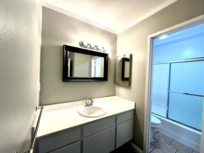 Building Photo - ***MOVE-IN SPECIAL 2 WEEKS FREE RENT***Spa...