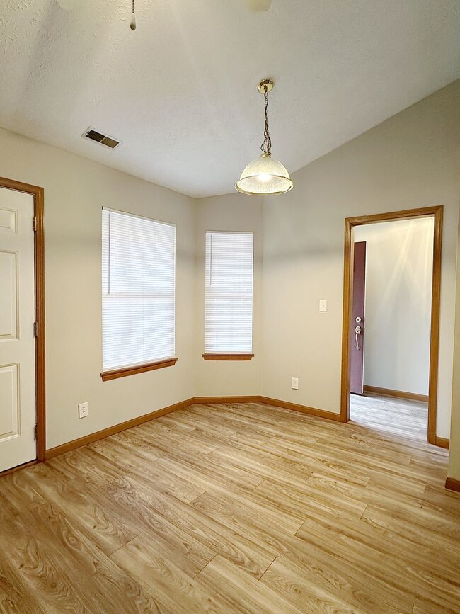 Building Photo - Spacious 2BD 2BA duplex with 2 car attache...