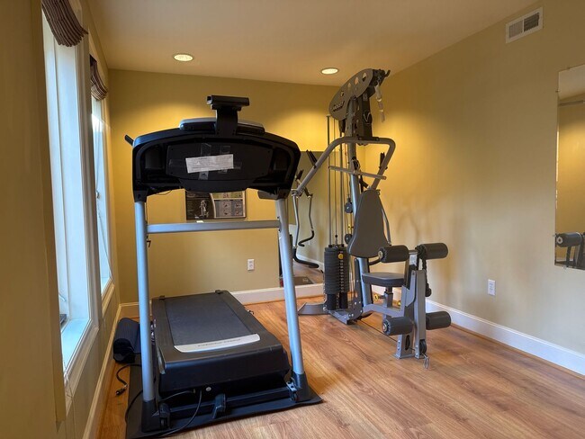 Building Photo - Dec Special Promotion!  Exceptional 3 bed, 3 bath in Houghton Kirkland.  Move in Ready.