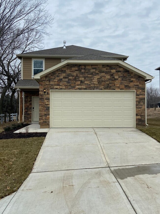 Building Photo - NOW PRELEASING!  Three Bedroom | Two and a Half Bath Home in Spring Hill