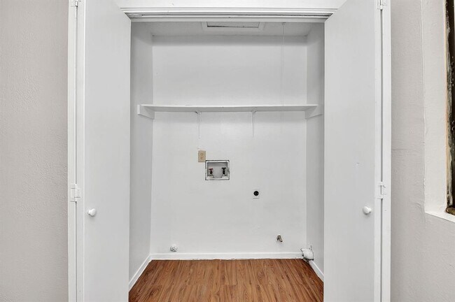 Building Photo - 500 Algerita Dr