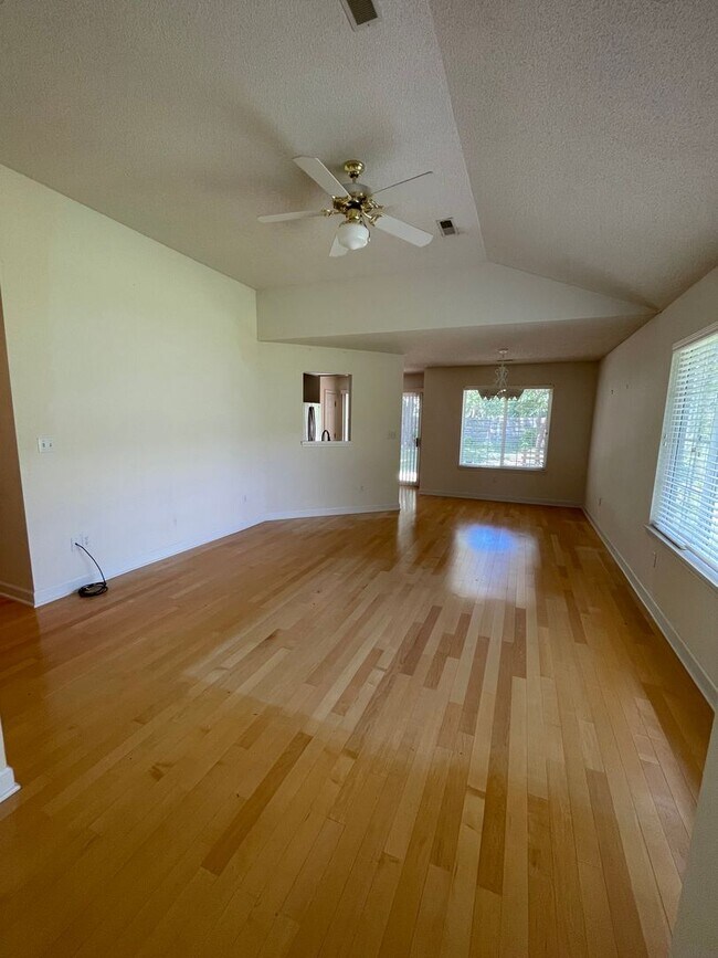 Building Photo - Super Nice 3bed, 2bath house with 2 car garage in Central Location