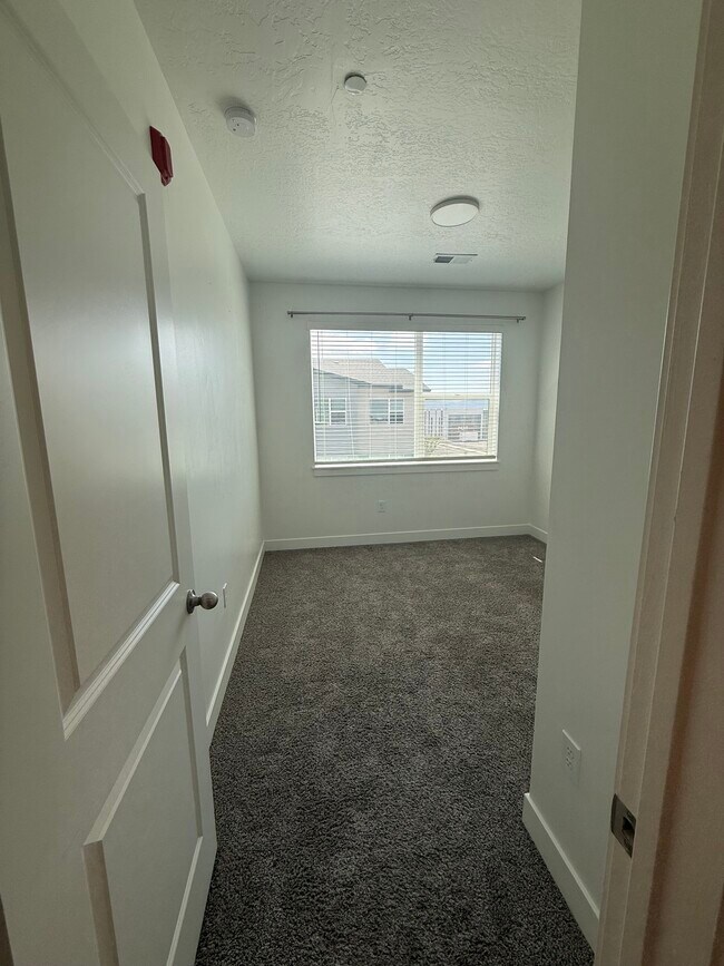 Building Photo - 471 W 15 S