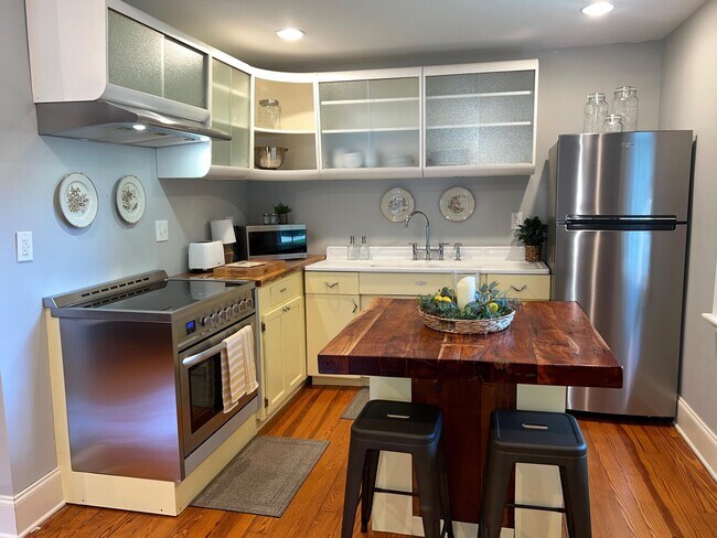 Building Photo - 452 Powderhouse Rd SE