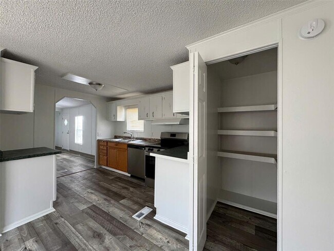 Building Photo - 16206 Wood Dr
