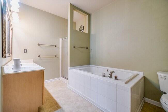 Building Photo - 3701 Bay Crescent