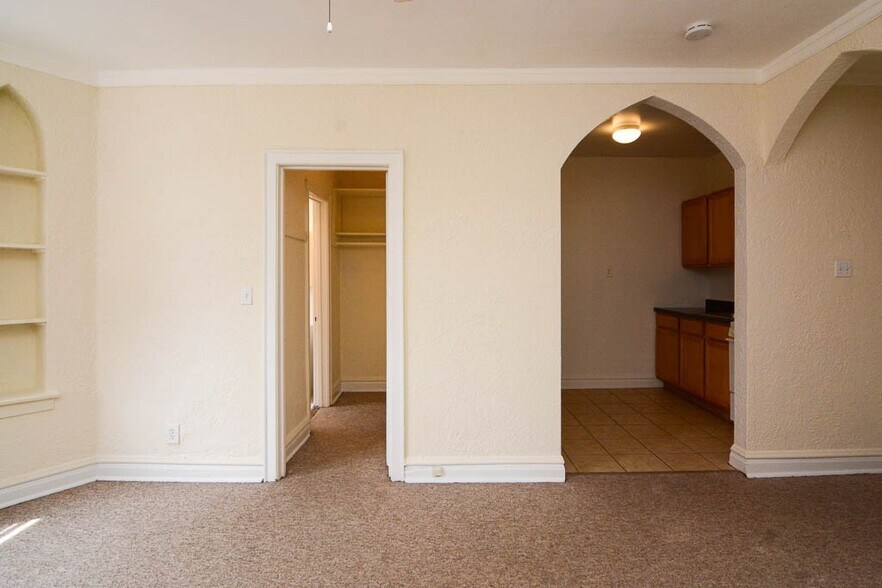 Building Photo - 4842 N Damen Ave