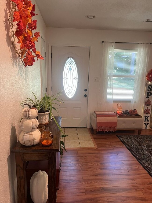 Building Photo - Gorgeous private home in Altavista!