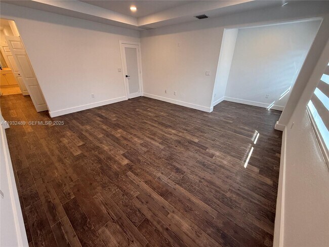 Building Photo - 107 SE 22nd Terrace