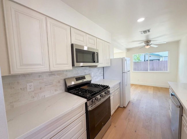 Building Photo - 1128 Hobart Dr