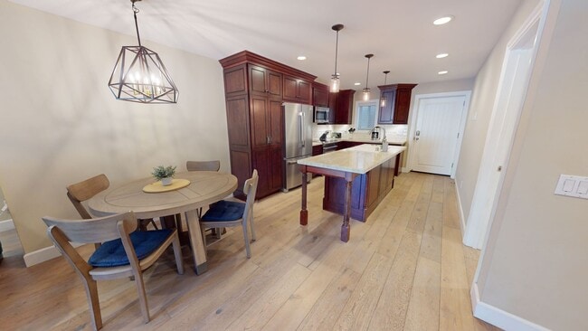 Building Photo - Great Location | Fully Furnished | Pool