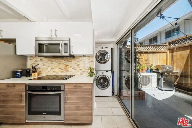 Building Photo - 4040 Grand View Blvd