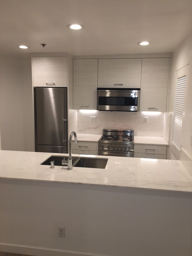 Building Photo - 8600 Burton Way