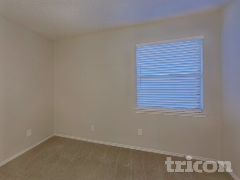 Building Photo - 521 Clover Dr