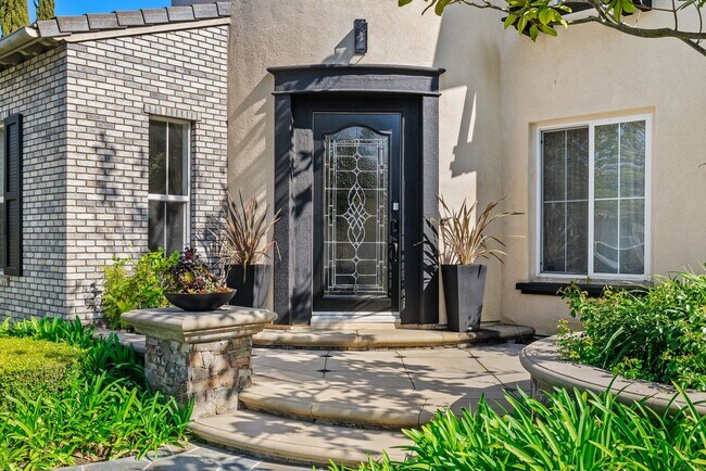 Building Photo - Luxury Living in San Clemente – 5 Bed, 3.5...