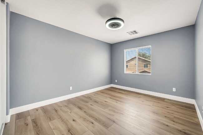 Building Photo - 2422 E Olivine Rd