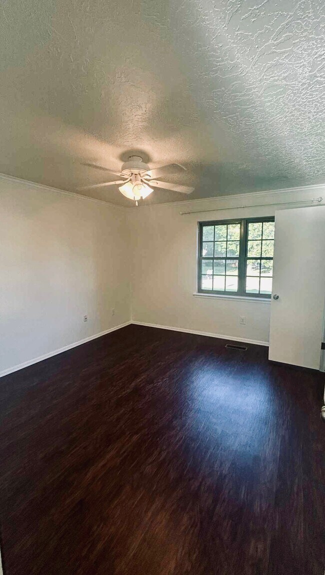 Building Photo - 4004 S Maple Ave