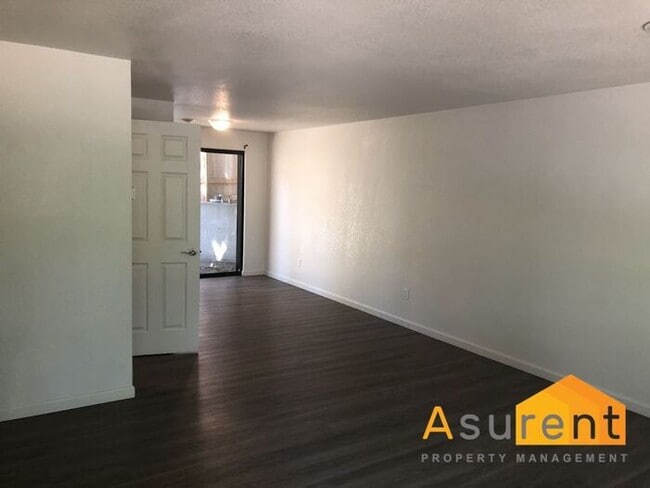 Building Photo - Fully Remodeled Duplex Available Now!