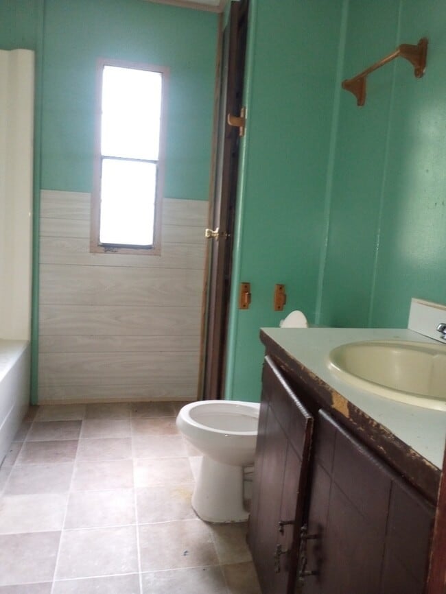 Building Photo - 3 Bedroom 2 Bathroom