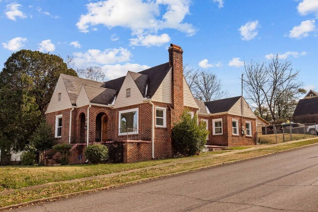 Building Photo - Luxuriously Renovated 3 Bedroom 1 Bath Hom...