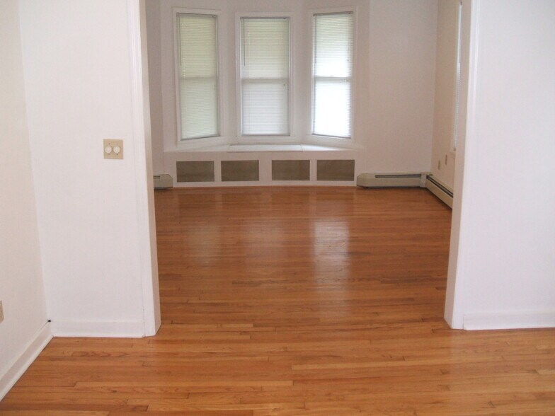 Building Photo - 824 Myrtle Ave