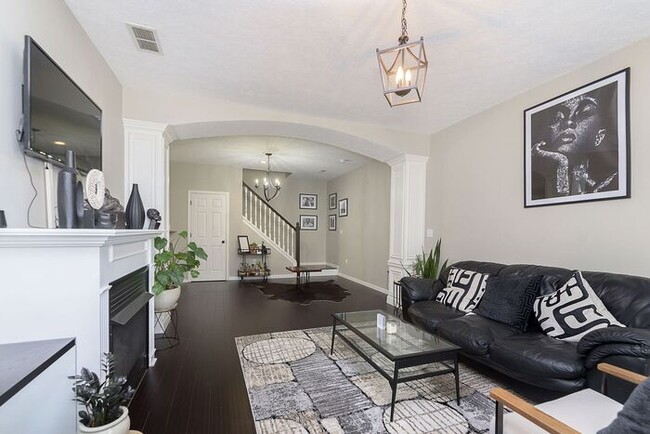 Building Photo - Beautiful Updated 2 Bed 2 1/2 Bath Condo i...