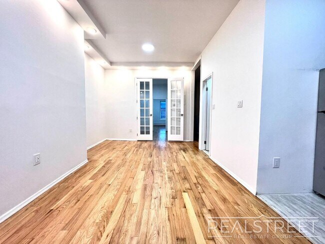 Building Photo - Lovely 2 Bed + Office in Bushwick with WD!