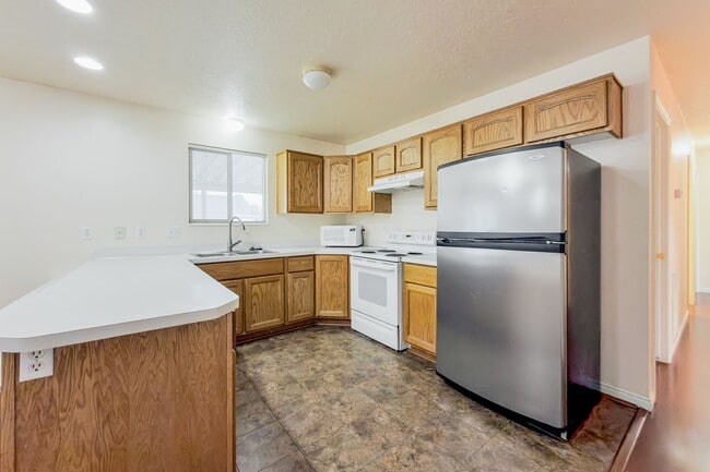 Building Photo - Modern 3 Bed, 2 Bath Home with LVP Flooring & 2-Car Garage! - Available NOW!