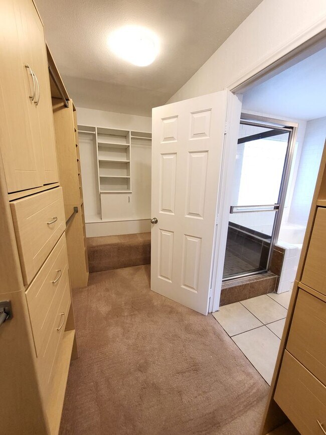 Building Photo - 4 Bedroom House, Private Pool,  Large Pets Welcome