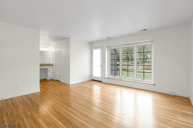 Building Photo - 10 Shelley Pl